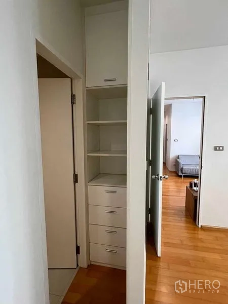 Condominium for rent in Ratchathewi, Bangkok - Built-in shelving and drawers in the corridor between rooms.