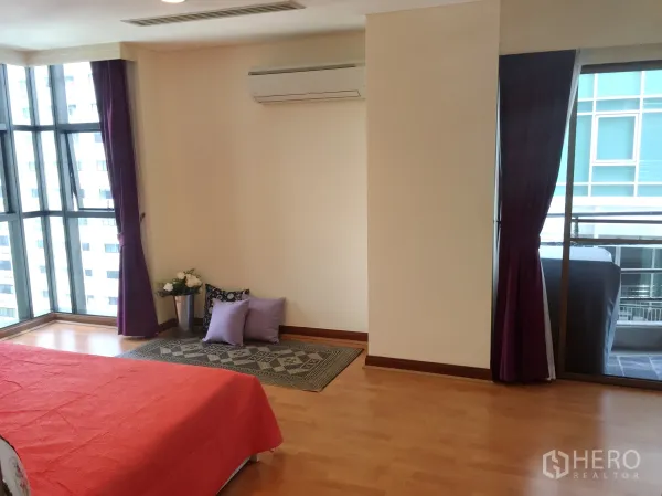 公寓 出租在Pathum Wan, Bangkok - 宽敞卧室，转角落地窗，阳台推门与紫色窗帘