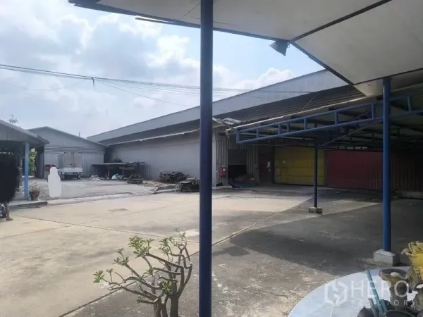 คลังสินค้า ให้เช่าในLat Lum Kaeo, Pathum Thani - ลานคอนกรีตกว้าง พร้อมโรงเรือนโลหะและหลังคาคลุมจุดขึ้นลงสินค้า