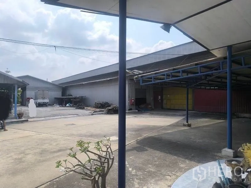 คลังสินค้า ให้เช่าในLat Lum Kaeo, Pathum Thani - ลานคอนกรีตกว้าง พร้อมโรงเรือนโลหะและหลังคาคลุมจุดขึ้นลงสินค้า
