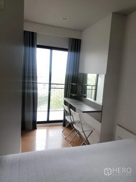 คอนโด ให้เช่าในWatthana, Bangkok - ห้องนอนที่สองมีโต๊ะทำงานและทางออกสู่ระเบียง