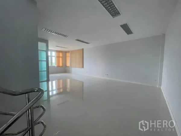 工厂 出租在Lam Luk Ka, Pathum Thani - 开放式办公区，瓷砖地面与嵌入式照明