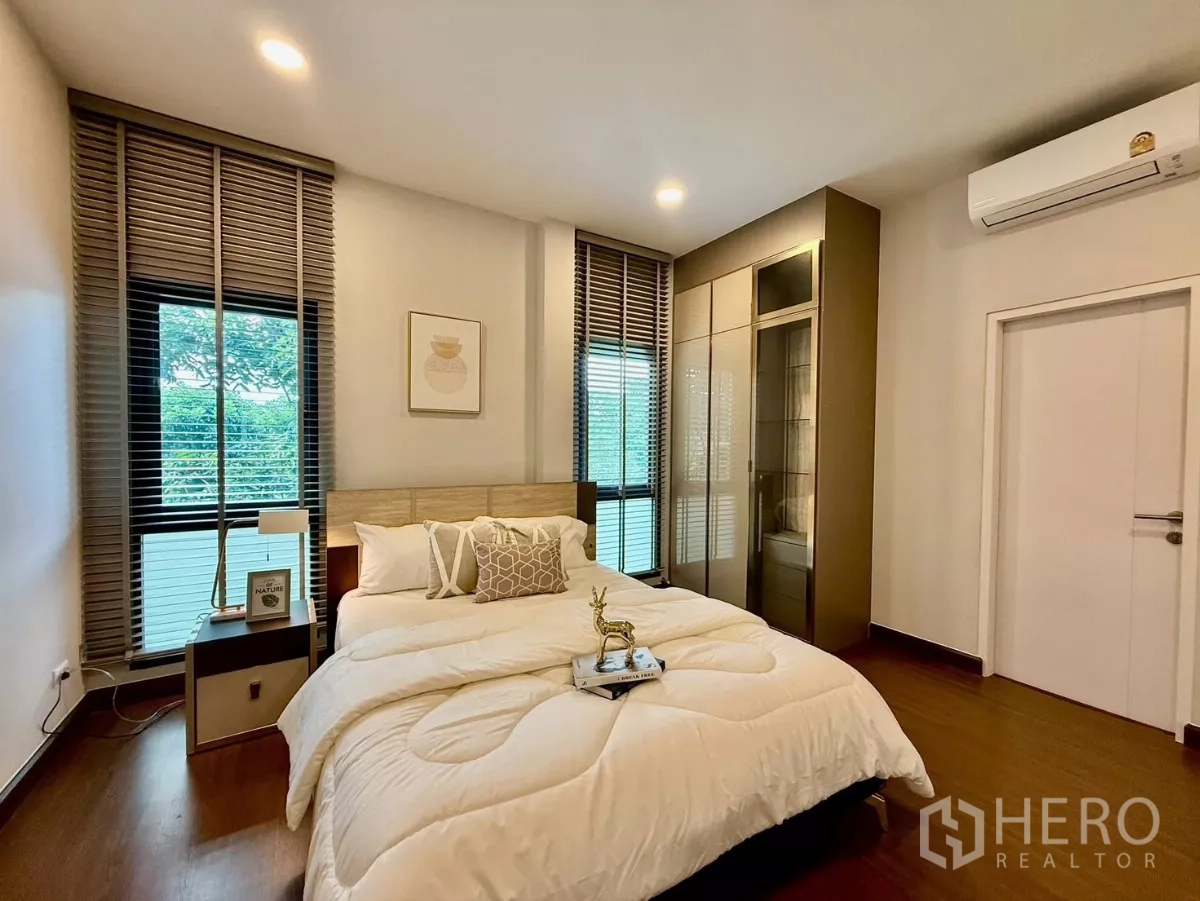 独立式住宅 出租在Bang Phli, Samut Prakan - 客卧，双人床、入墙衣柜与花园景。