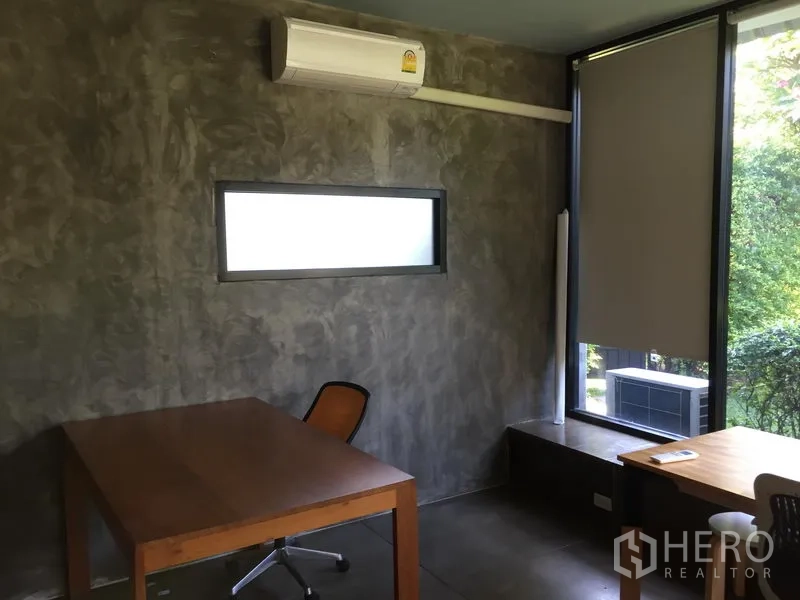 办公空间 出租在Khlong Toei, Bangkok - 私密办公室，水泥质感墙面，大窗户带花园景观与卷帘、空调