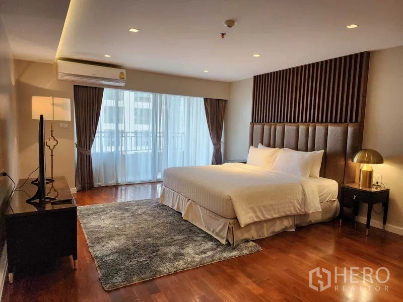 คอนโด ให้เช่าในSathon, Bangkok - ห้องนอนหลัก หัวเตียงบุผ้า พรมหนานุ่ม และหน้าต่างกว้างมองวิวเมือง