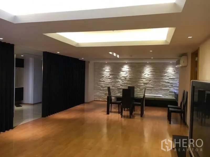 公寓 出租在Watthana, Bangkok - 开放式餐区，木地板、槽灯吊顶与石材装饰墙。