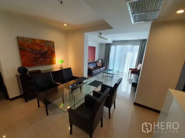 คอนโด ให้เช่าในWatthana, Bangkok - ห้องนั่งเล่นและรับประทานอาหารแบบเปิดโล่ง เชื่อมต่อระเบียง แสงธรรมชาติเพียงพอ