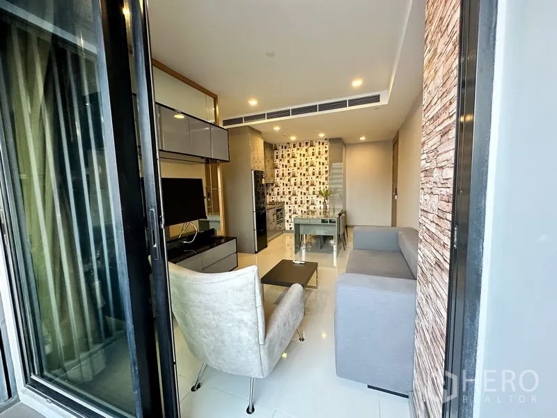 公寓 出租在Bang Rak, Bangkok - 从阳台望入开放式客餐厨与起居区的视角