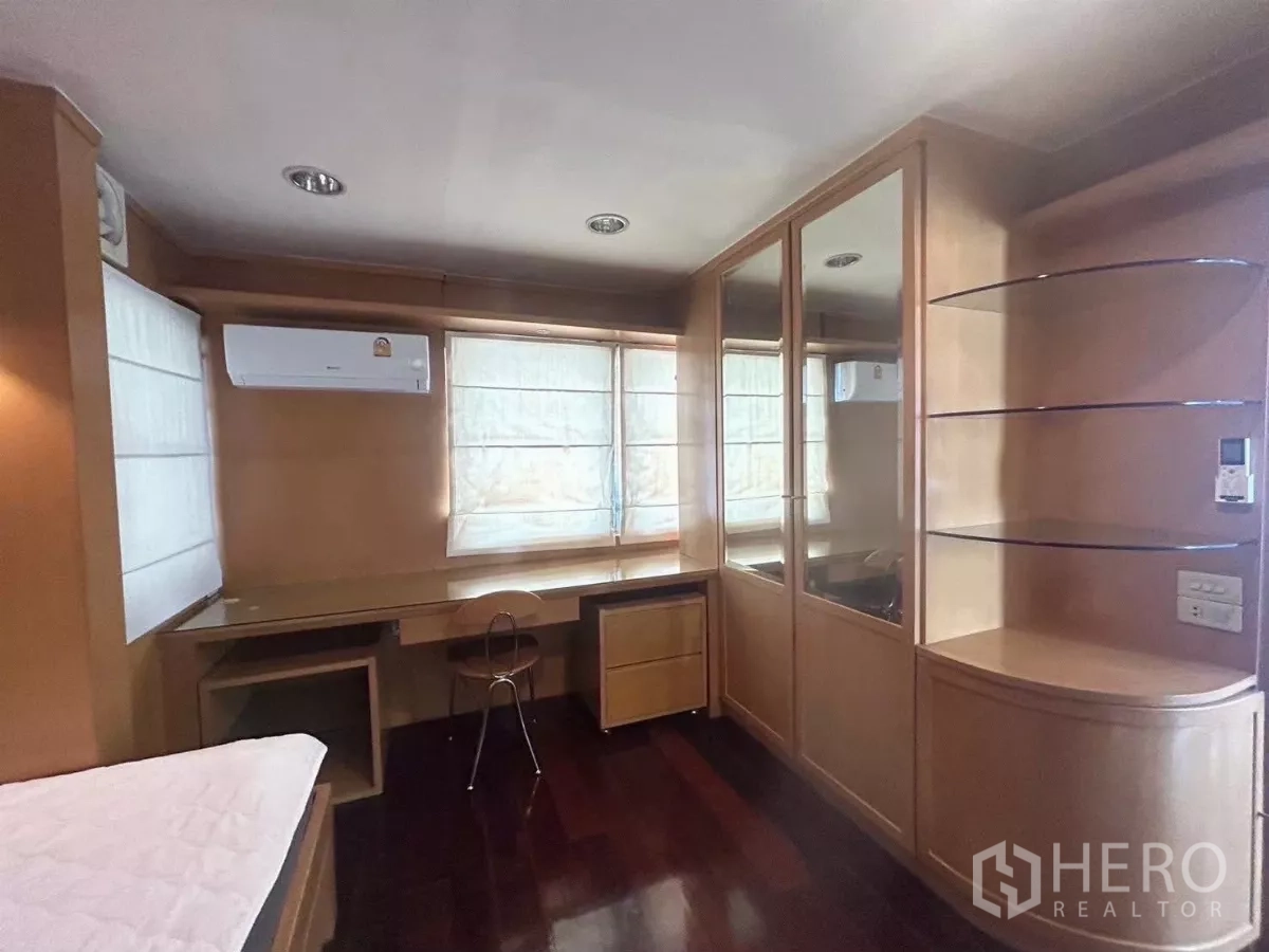 บ้าน ให้เช่าในSuan Luang, Bangkok - โถงบันไดรับแสงธรรมชาติจากหน้าต่างสูง