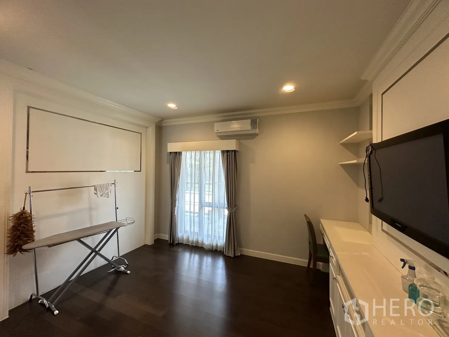 Detached House for rent or sale in Lam Luk Ka, Pathum Thani - Study or bedroom with window, air conditioner and long worktop.