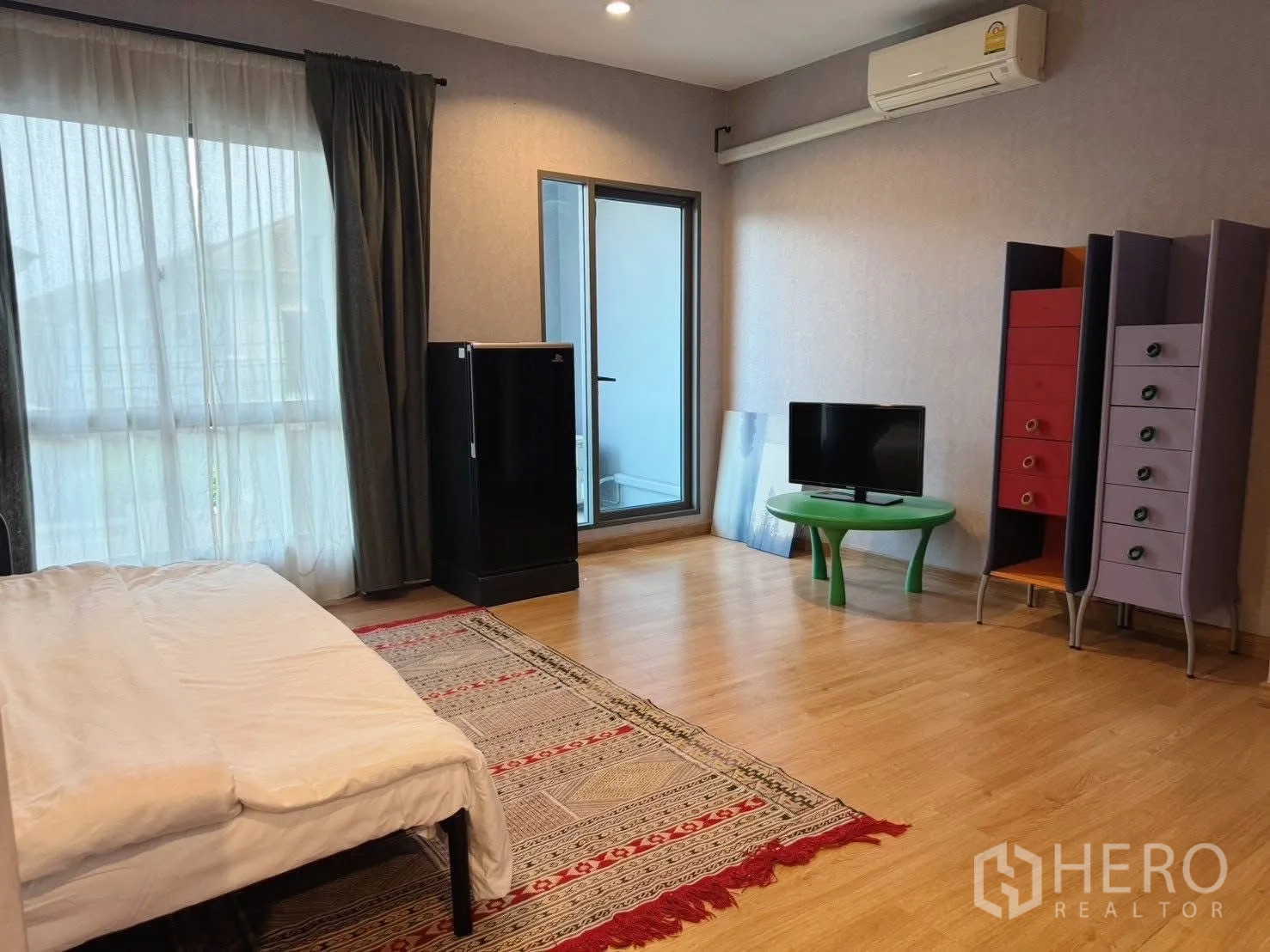 บ้านเดี่ยว for rent or sale in Suan Luang, Bangkok - ห้องนอนกว้างพื้นไม้ ประตูกระจกออกระเบียง แอร์ และตู้