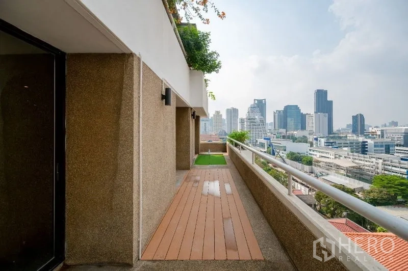 公寓 出售 - 狭长阳台走道，栏杆与城市全景。