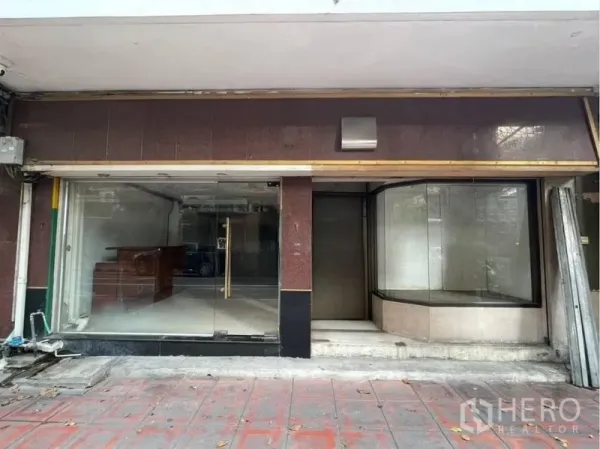 店屋 出租在Bang Rak, Bangkok - 店屋正立面，玻璃入口配显眼的转角展示窗。