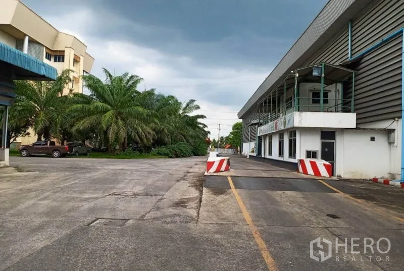 โรงงาน ให้เช่าในBan Phaeo, Samut Sakhon - ถนนภายในกว้าง มีต้นปาล์ม อาคารสำนักงาน และทางโหลดสินค้าในโครงการโรงงานขนาดใหญ่