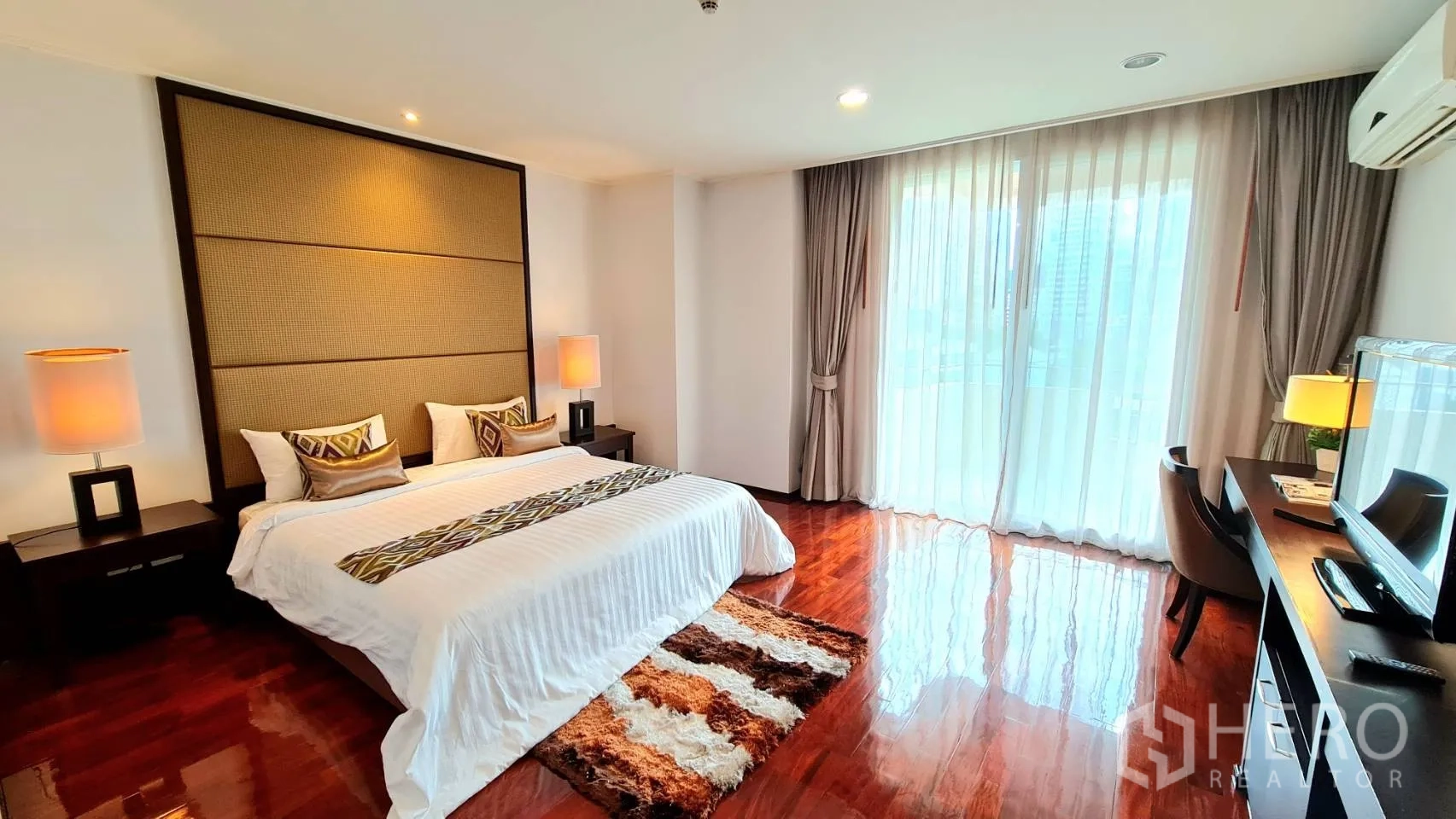 อพาร์ทเมนท์ ให้เช่าในWatthana, Bangkok - ห้องนอนใหญ่ เตียงคิงไซส์ หัวเตียงขนาดใหญ่ พื้นไม้เงางาม หน้าต่างสูงและโต๊ะทำงาน