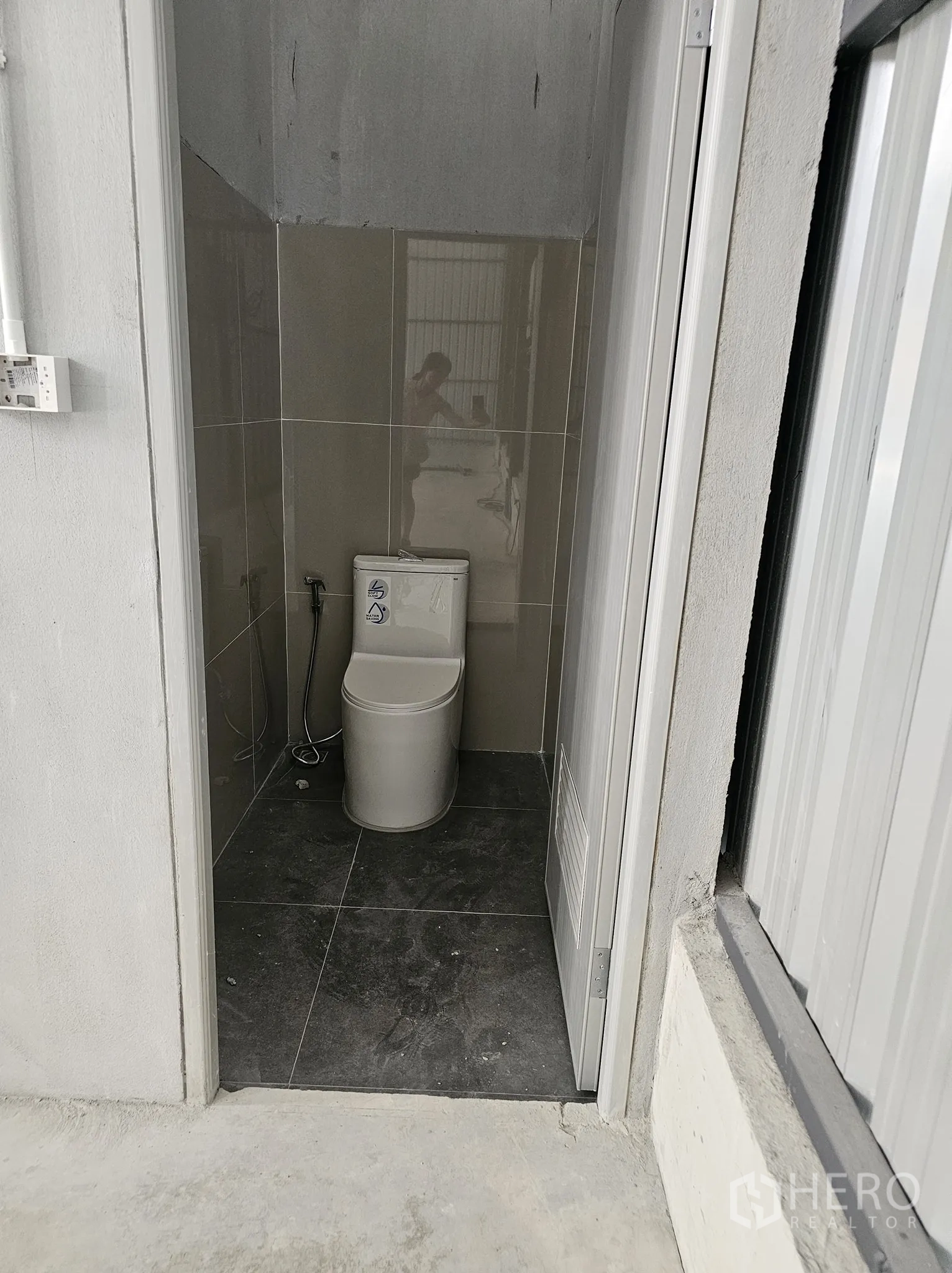 โกดัง for rent in Bang Khen, Bangkok - ห้องน้ำภายในโกดังพร้อมโถสุขภัณฑ์และสายชำระ