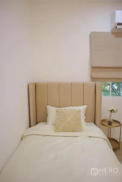 Detached House for rent in Bang Phli, Samut Prakan - Cozy single bedroom with beige headboard and small side table.