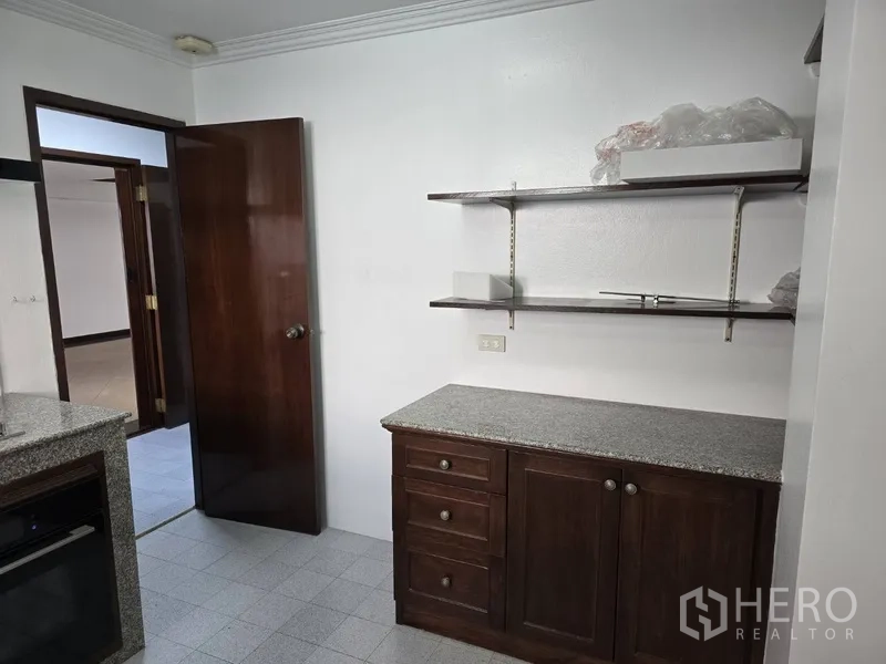 独立式住宅 出租在Watthana, Bangkok - 厨房角落设花岗岩台面、壁架与储物柜。