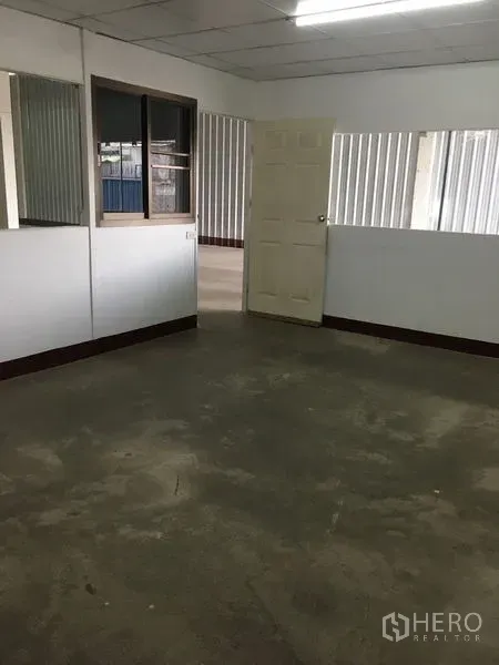 货栈 出租在Bueng Kum, Bangkok - 仓内小型办公室，水泥地面、白色墙面及室内窗户。