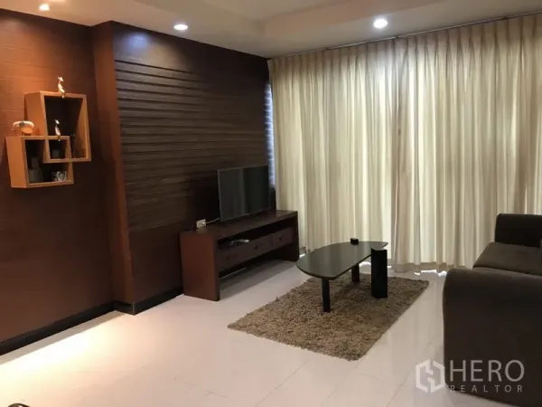 คอนโด ให้เช่าในWatthana, Bangkok - ห้องนั่งเล่นบรรยากาศอบอุ่น พร้อมโซฟา ชั้นวางทีวี โต๊ะกลาง และผ้าม่านสูงจรดเพดาน