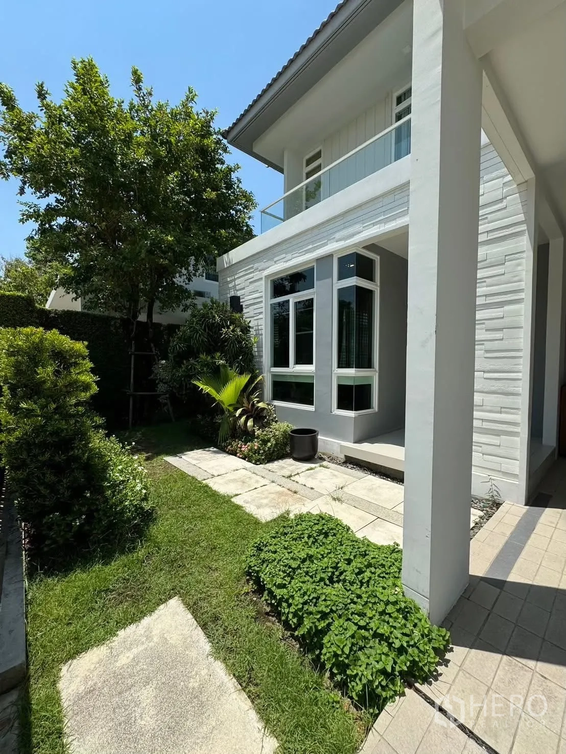 Detached House for rent in Prawet, Bangkok - Front exterior of a two-story house with carport and balcony.