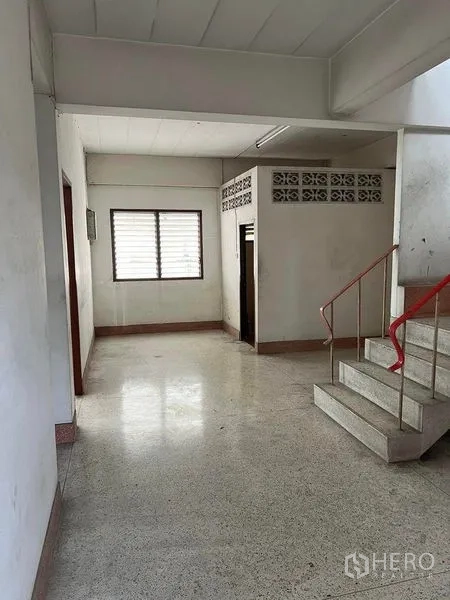 工厂 出租在Bang Na, Bangkok - 楼梯与平台区，带窗户并可通往卫生间的工业空间。