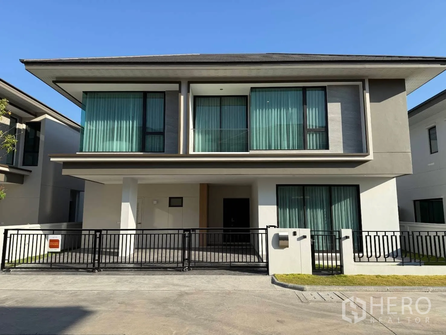 独栋房屋 for rent in Bang Phli, Samut Prakan - 现代两层独栋外观，大窗与黑色金属围栏。