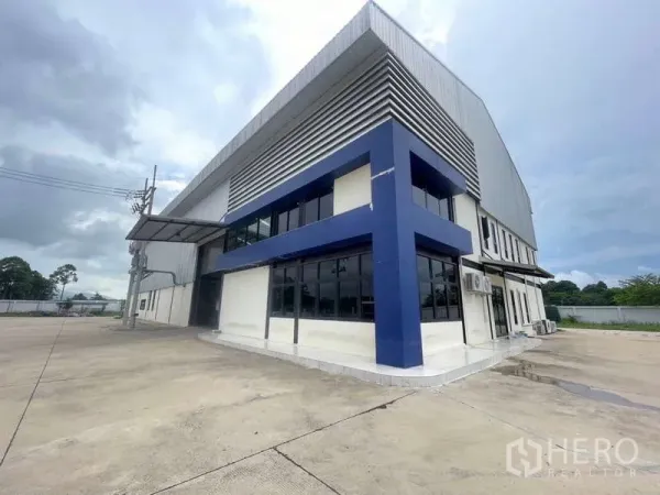 โรงงาน ขายในSi Racha, Chon Buri - มุมอาคารภายนอก ผนังเมทัลชีทพร้อมสำนักงานกระจก และลานกว้าง