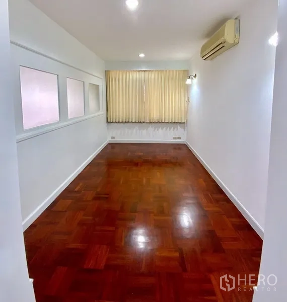 คอนโด ให้เช่าในWatthana, Bangkok - ห้องอเนกประสงค์ยาวแคบ เครื่องปรับอากาศ และพื้นไม้เงา