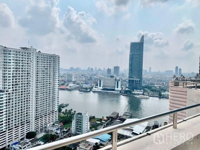 คอนโด ให้เช่าในKhlong San, Bangkok - วิวระเบียงแม่น้ำเจ้าพระยาและตึกสูงของกรุงเทพฯ.
