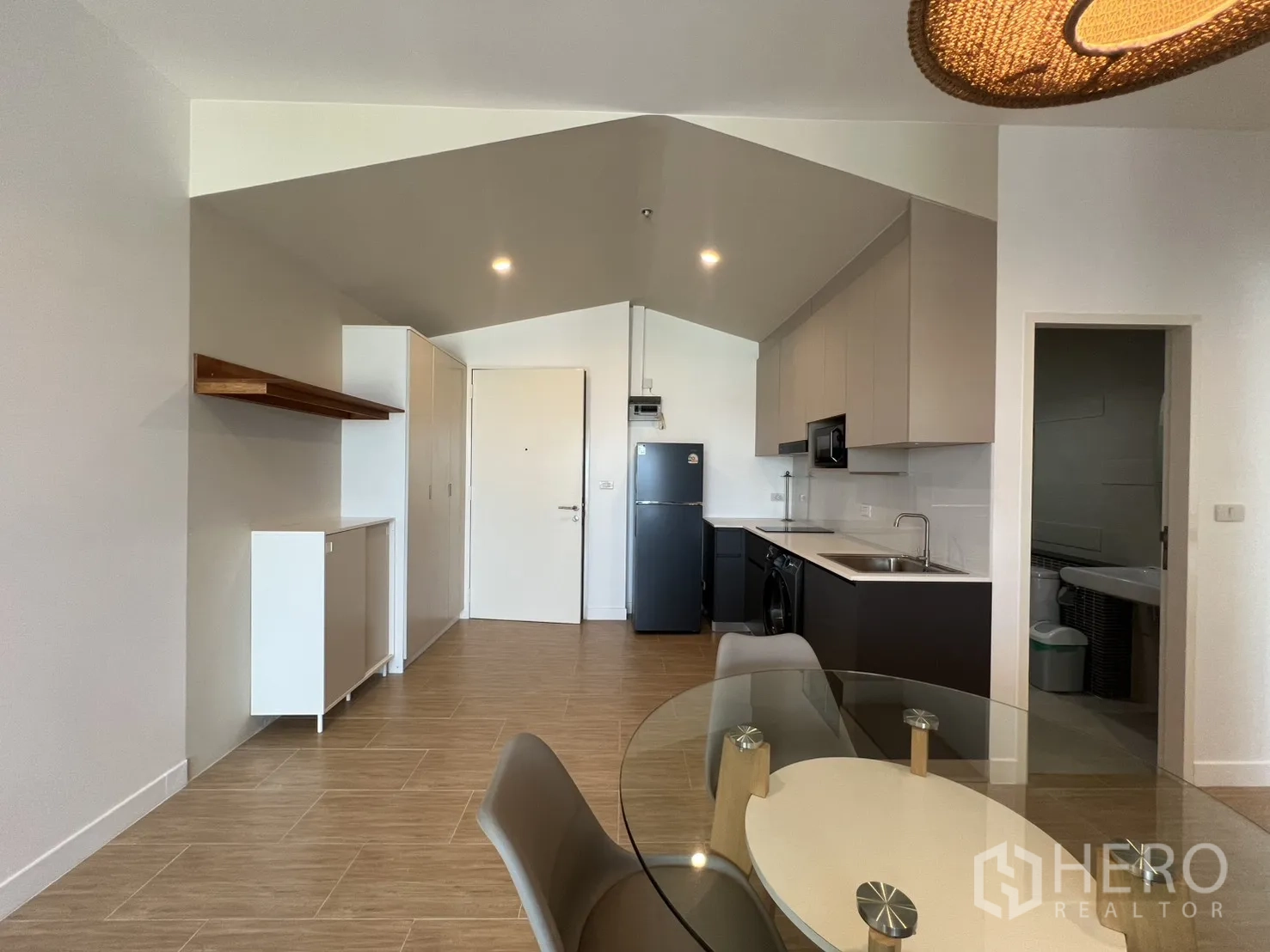 公寓 for rent in Bang Kapi, Bangkok - 入户与厨房的宽幅视角，顶部橱柜收纳充足。