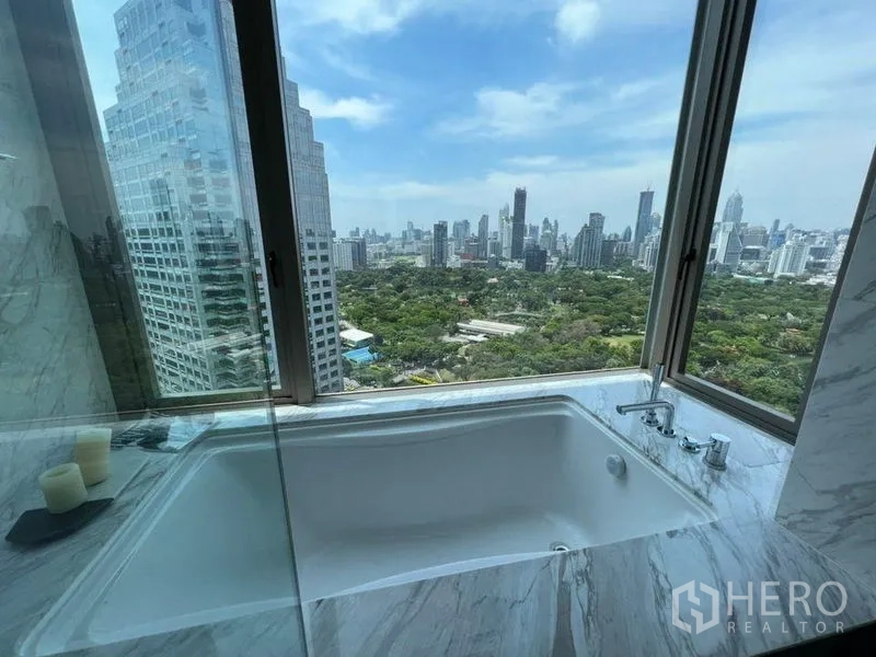 公寓 出租在Bang Rak, Bangkok - 大理石浴室，浴缸靠窗，可观城市景色。