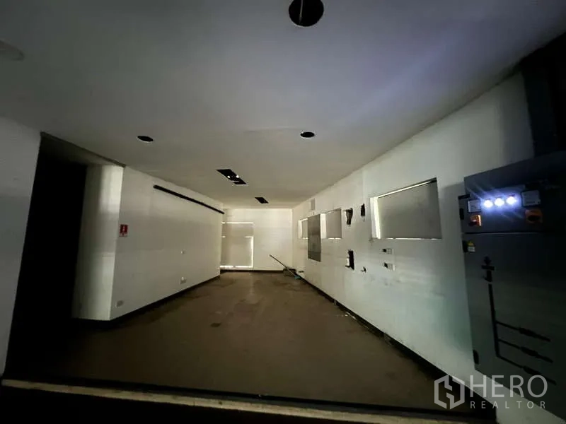 Retail Space for rent in Phaya Thai, Bangkok - Back-of-house preparation or utility room with white wall panels and equipment points.