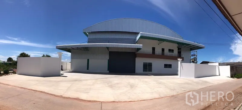 Factory for rent or sale in Mueang Samut Sakhon, Samut Sakhon - Large concrete forecourt for parking and turning at the Mueang Samut Sakhon factory.