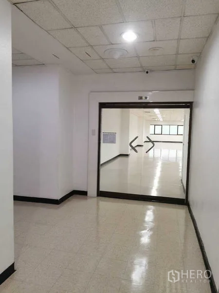สำนักงาน ให้เช่าในWatthana, Bangkok - โถงทางเดินสู่สำนักงาน ประตูกระจกบานคู่และมีกล้องวงจรปิด