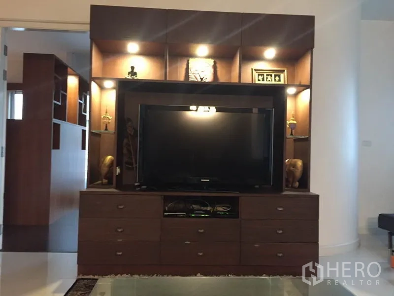公寓 出租在Bang Kapi, Bangkok - 内置电视柜，带灯光展示层架与大屏电视。