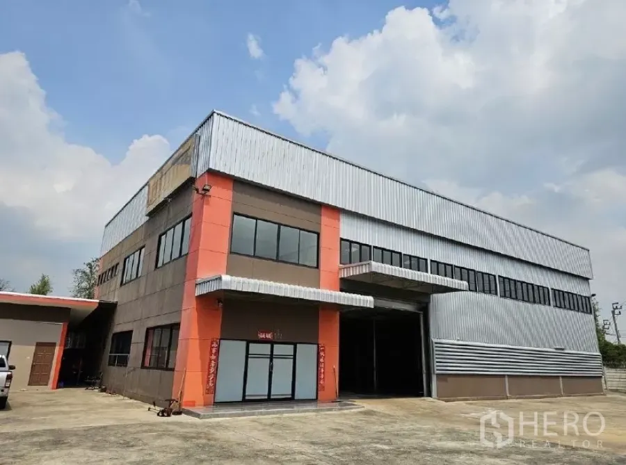 Warehouse for rent or sale in Lak Si, Bangkok - Two-storey warehouse with attached office and loading bay