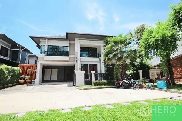 บ้าน ให้เช่าในBang Khae, Bangkok - บ้านเดี่ยว 2 ชั้นสไตล์โมเดิร์น หน้าบ้านกว้าง ระเบียงกระจกและสวนหย่อมที่บางแค