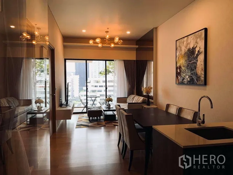 คอนโด ให้เช่าในWatthana, Bangkok - โถงรับรองและทานอาหารแบบเปิดโล่ง โคมไฟสวย และกระจกบานเลื่อนขนาดใหญ่เห็นวิวสกายไลน์