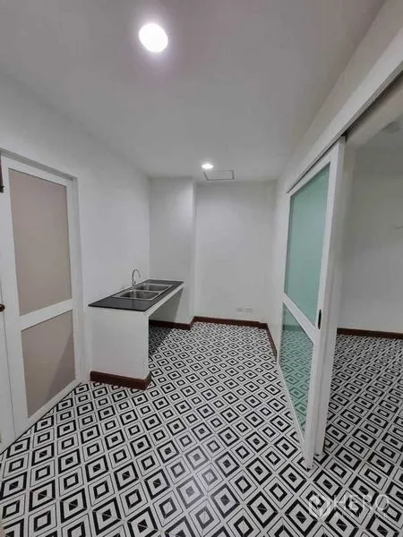 店屋 出租在Bang Rak, Bangkok - 服务区带水槽，几何地砖与磨砂推拉门连接相邻房。