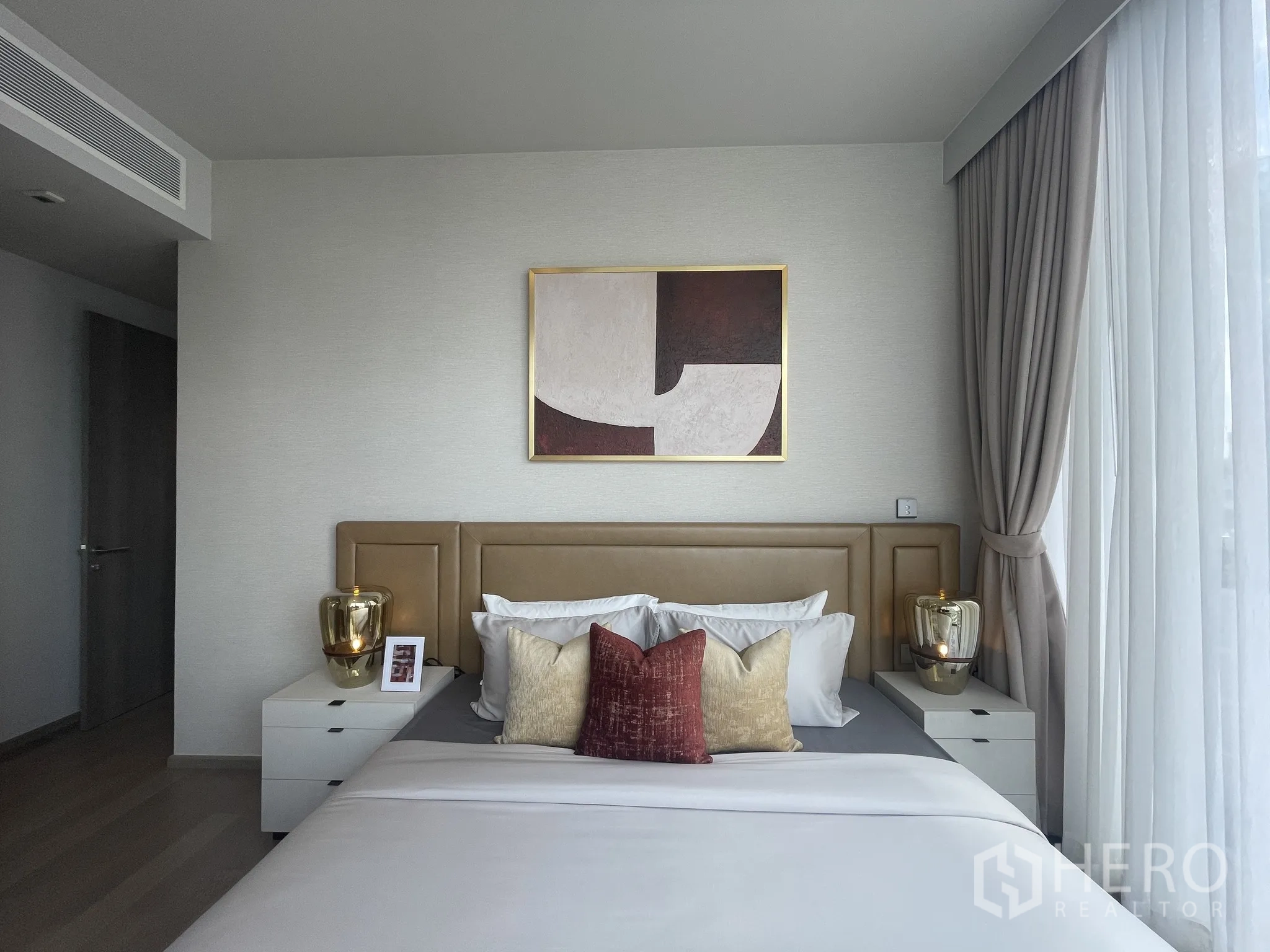 公寓 for rent in Watthana, Bangkok - 明亮卧室设软包床头、床头柜与装饰画。