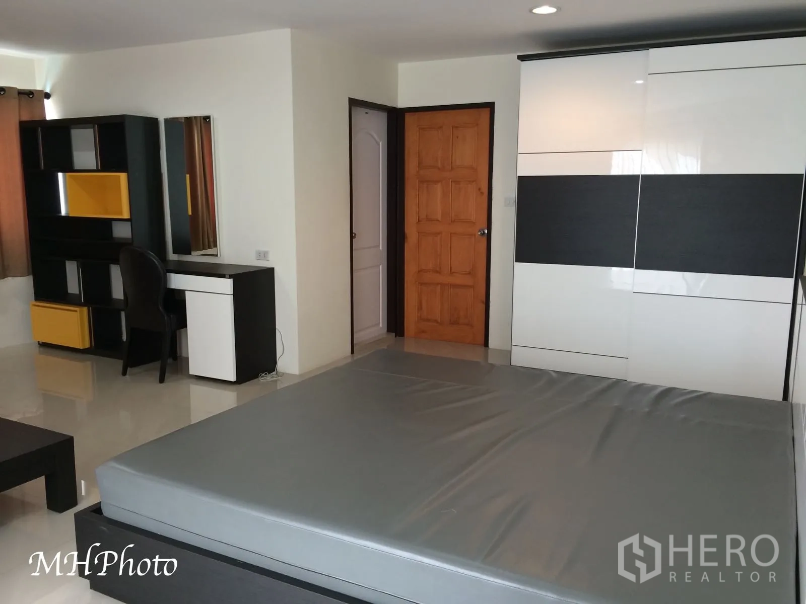 Condominium for rent in Watthana, Bangkok - Second bedroom featuring built-in storage, work desk and sliding wardrobe doors.