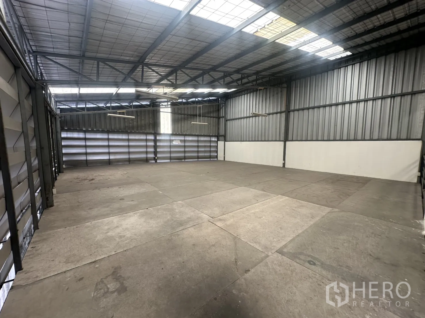 Warehouse for rent in Suan Luang, Bangkok - Upper mezzanine storage area with steel trusses and skylights.