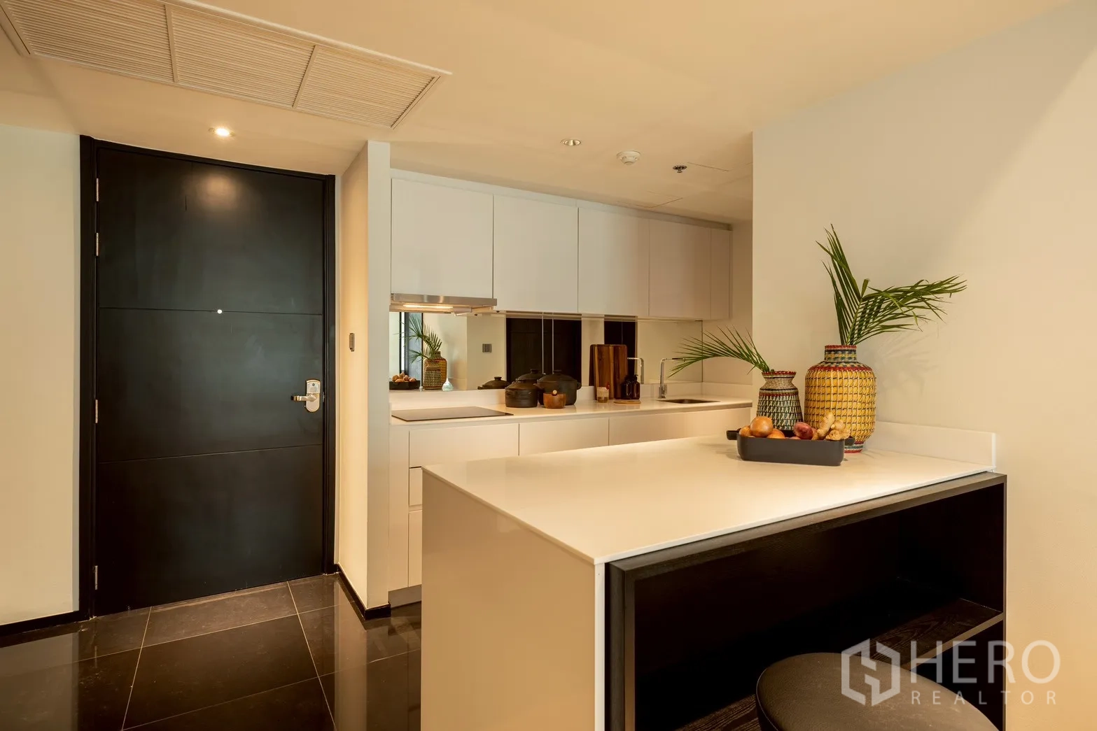 คอนโด for rent or sale in Pathum Wan, Bangkok - ครัวโมเดิร์นสีขาว พร้อมไอส์แลนด์ ตู้แขวน และผนังกระจก
