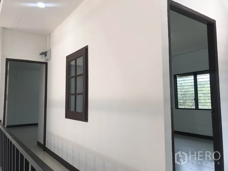 货栈 出租在Pathum Thani - 夹层走廊，设办公室门与百叶窗。