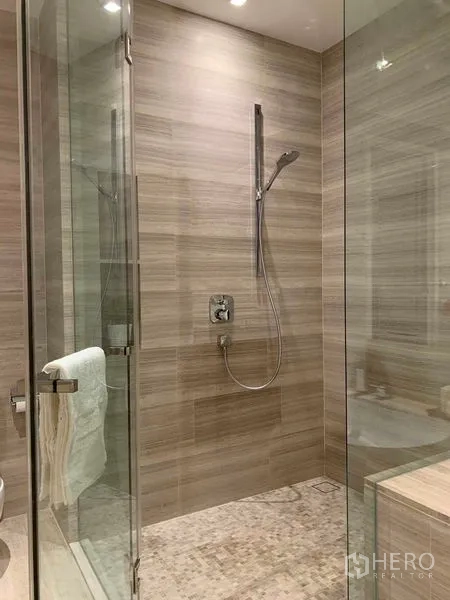 คอนโด ให้เช่าในWatthana, Bangkok - ตู้ shower กระจกแบบวอล์กอิน ฝักบัวเรนชาวเวอร์ พื้นกระเบื้องลายหิน