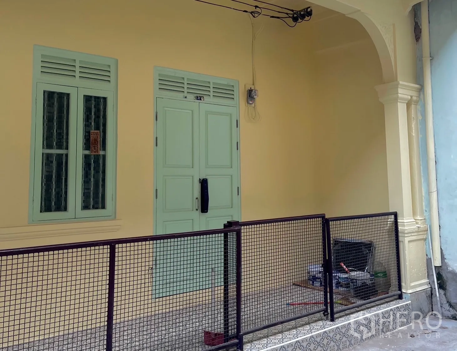 店屋 for rent in Bang Rak, Bangkok - 店屋入口，薄荷色门窗与小型栅栏庭院。