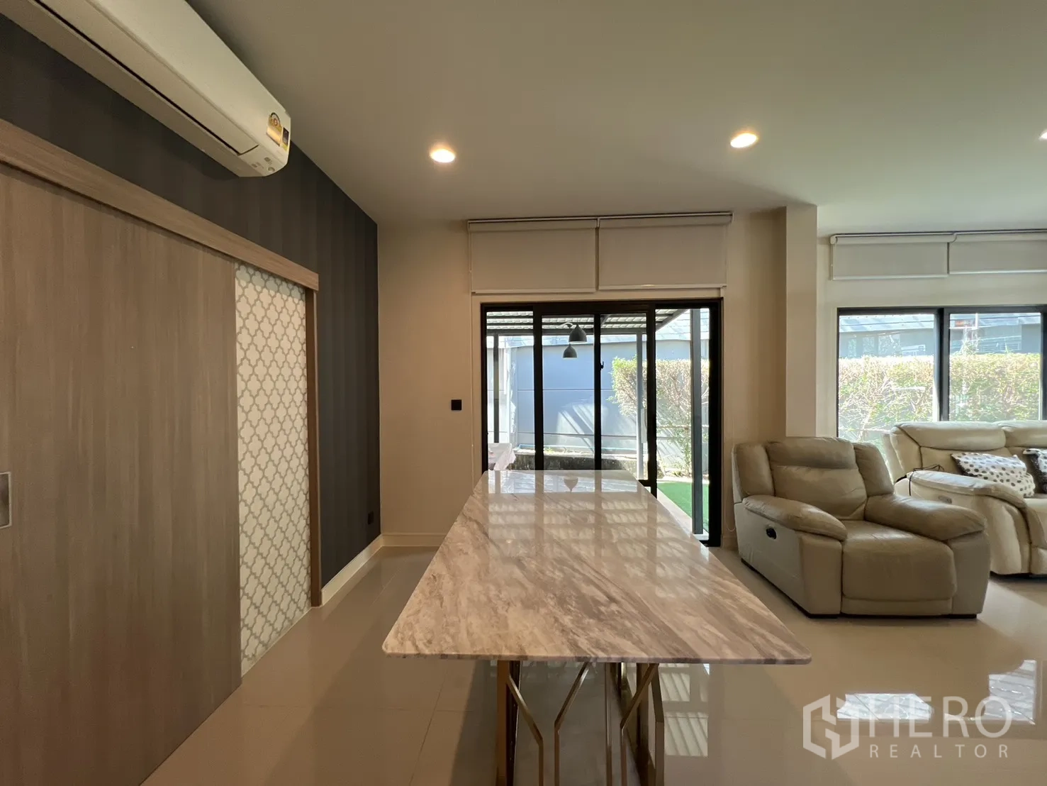 Detached House for sale in Bang Kapi, Bangkok - Dining island next to sliding glass doors opening to the patio.