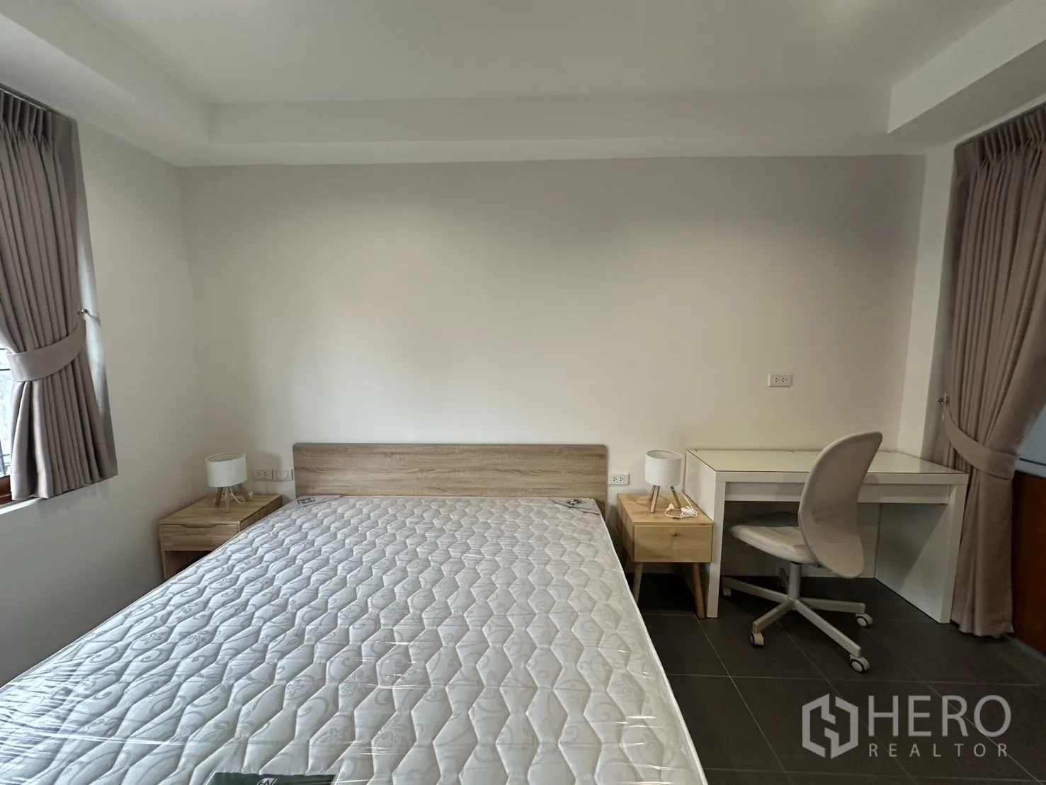 公寓 for rent in Pathum Wan, Bangkok - 大开间卧室，配电视柜、床、室内绿植与充足活动空间。