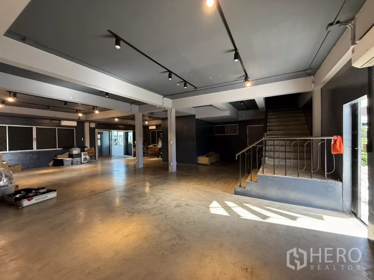 办公空间 出租在Wang Thonglang, Bangkok - 一层开放式平面，带楼梯、射灯与多功能分区。